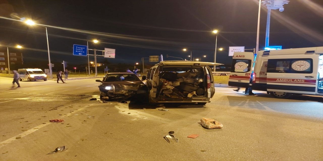 Çorum'da iki otomobilin çarpışması sonucu 3 kişi yaralandı.