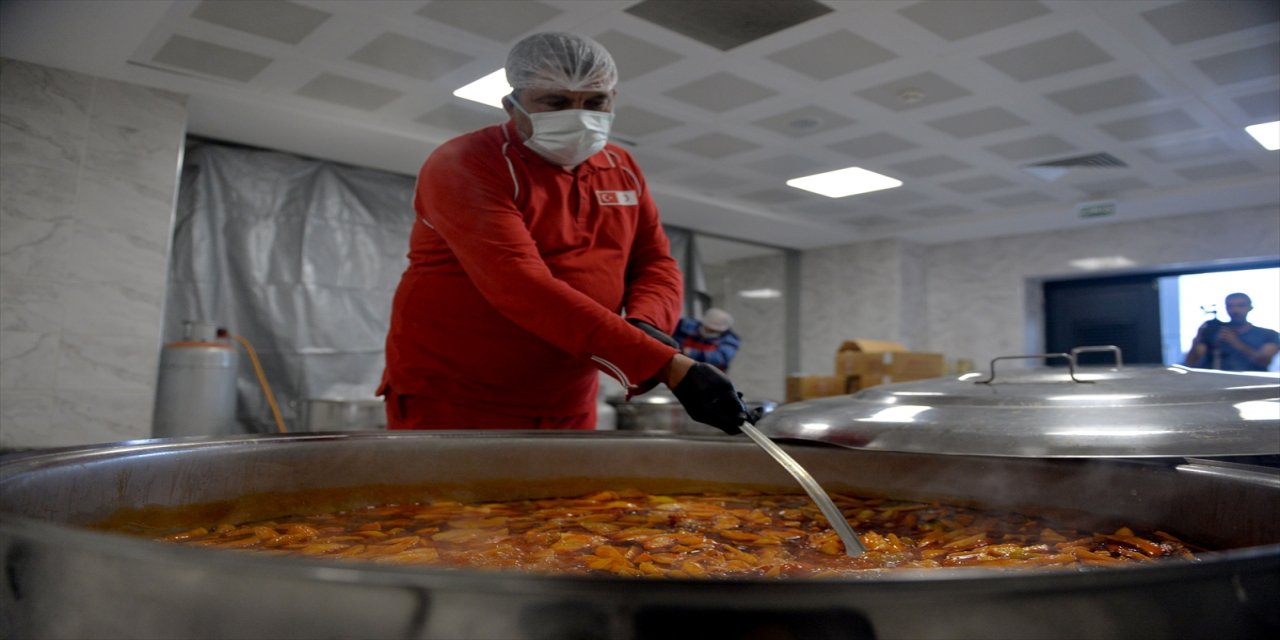 Türk Kızılay deprem bölgesinde yardımlara devam ediyor.