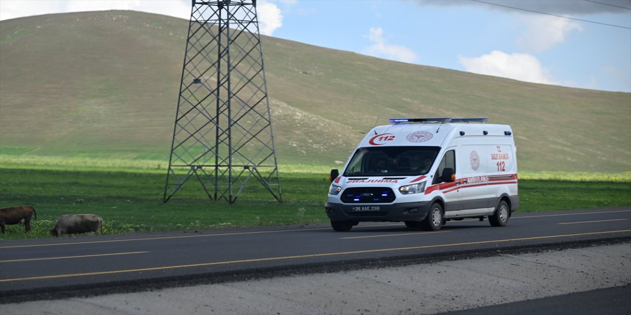 Niğde'de kamyonetle otomobil çarpıştı: 1 ölü, 5 yaralı!