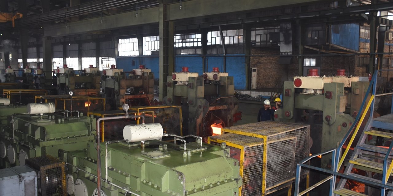 Kirman'daki fabrikalar, ülkenin inşaat demiri ihtiyacını karşılamak için üretim yapıyor