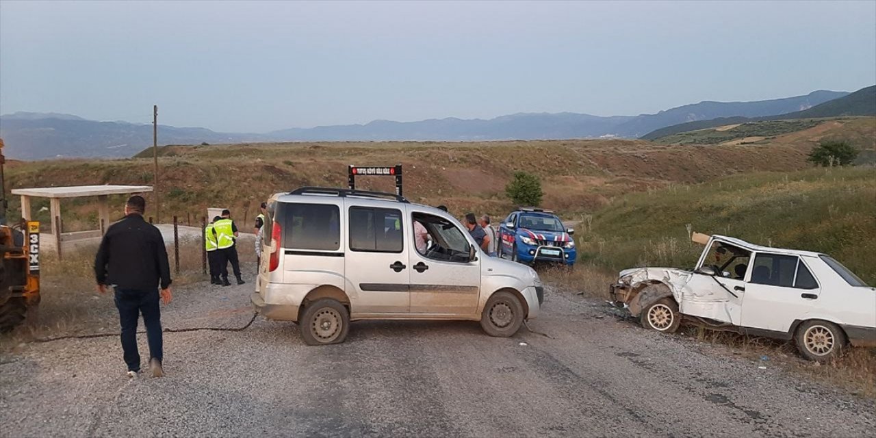 Çorum'da iki araç çarpıştı 8 kişi yaralandı.