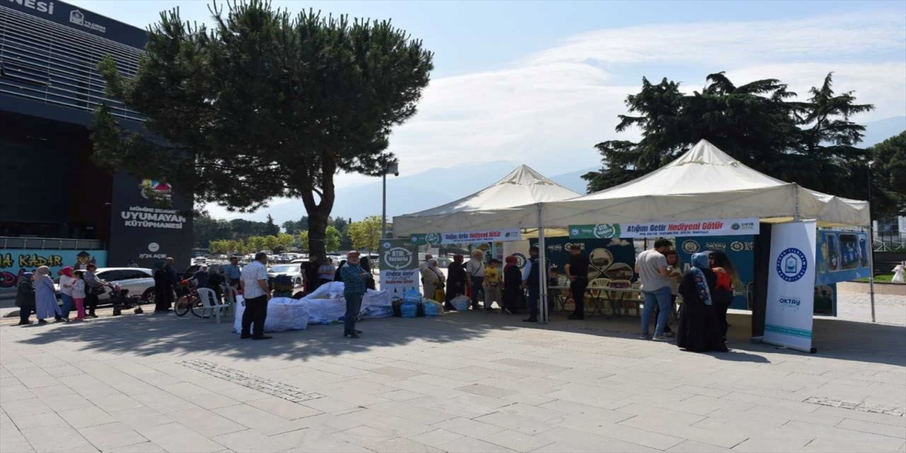 Bursa'da evlerdinden atık getirenlere hediye dağıtıldı.