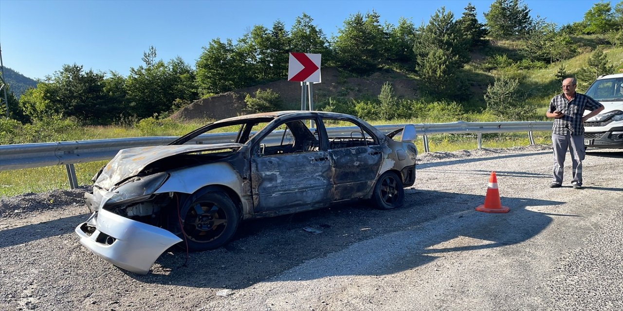 Kastamonu'da minibüsle otomobilin çarpışması sonucu 7 kişi yaralandı