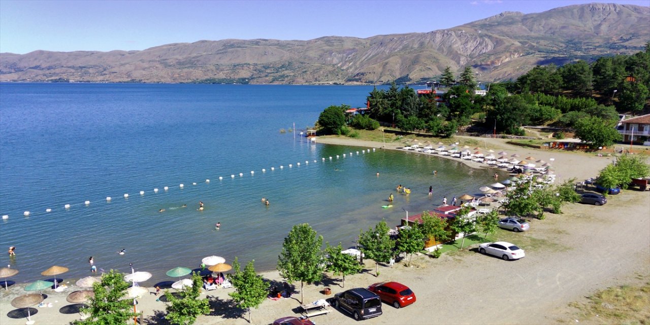 Hazar Gölü, bayramda tatilcilerin doğudaki tercihi gibi gözüküyor.