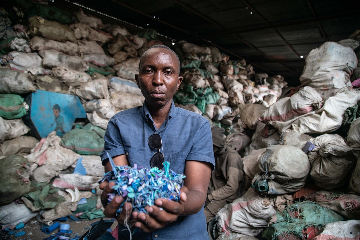 Ülkesinde plastik poşetleri yasaklatan Kenyalı