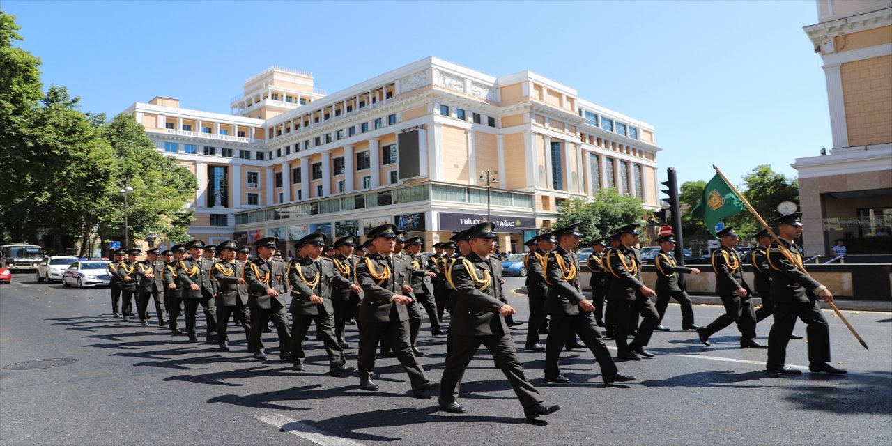 Azerbaycan'da askeri yürüyüşler düzenlendi.