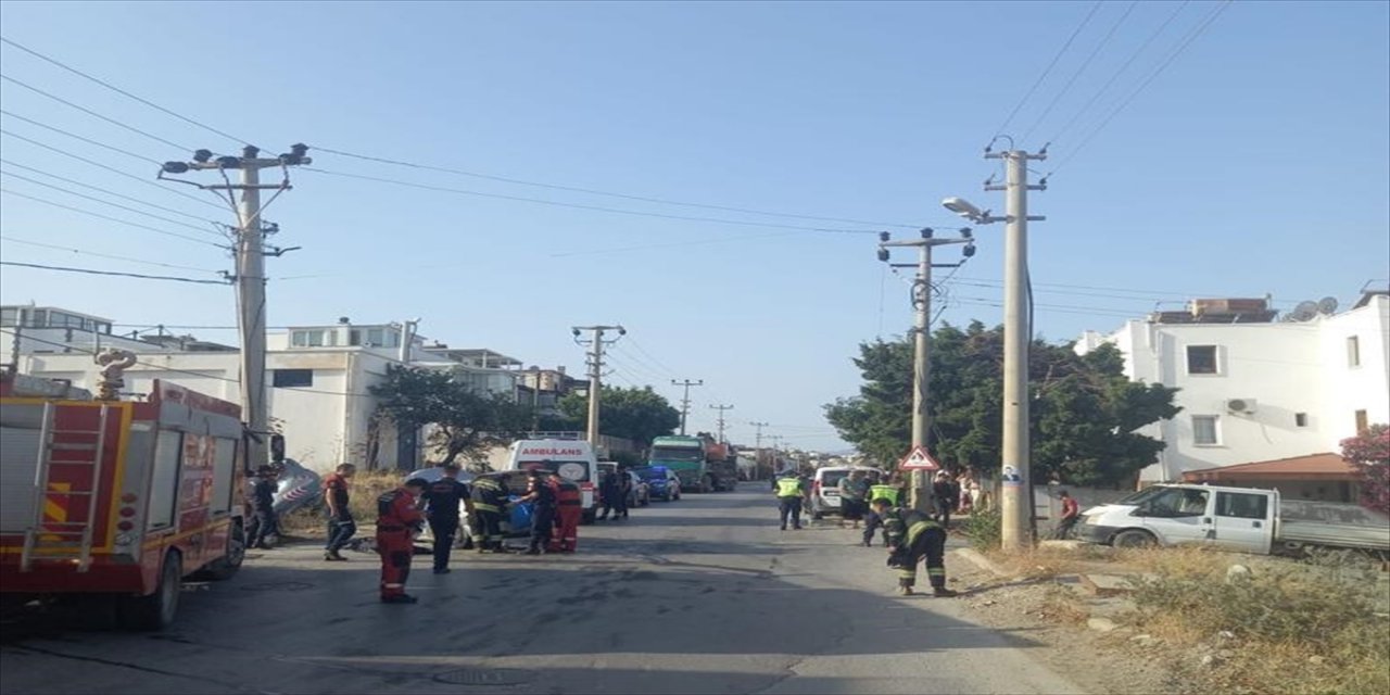 Elektrik direğine çarpan otomobilin sürücüsü hayatını kaybetti.