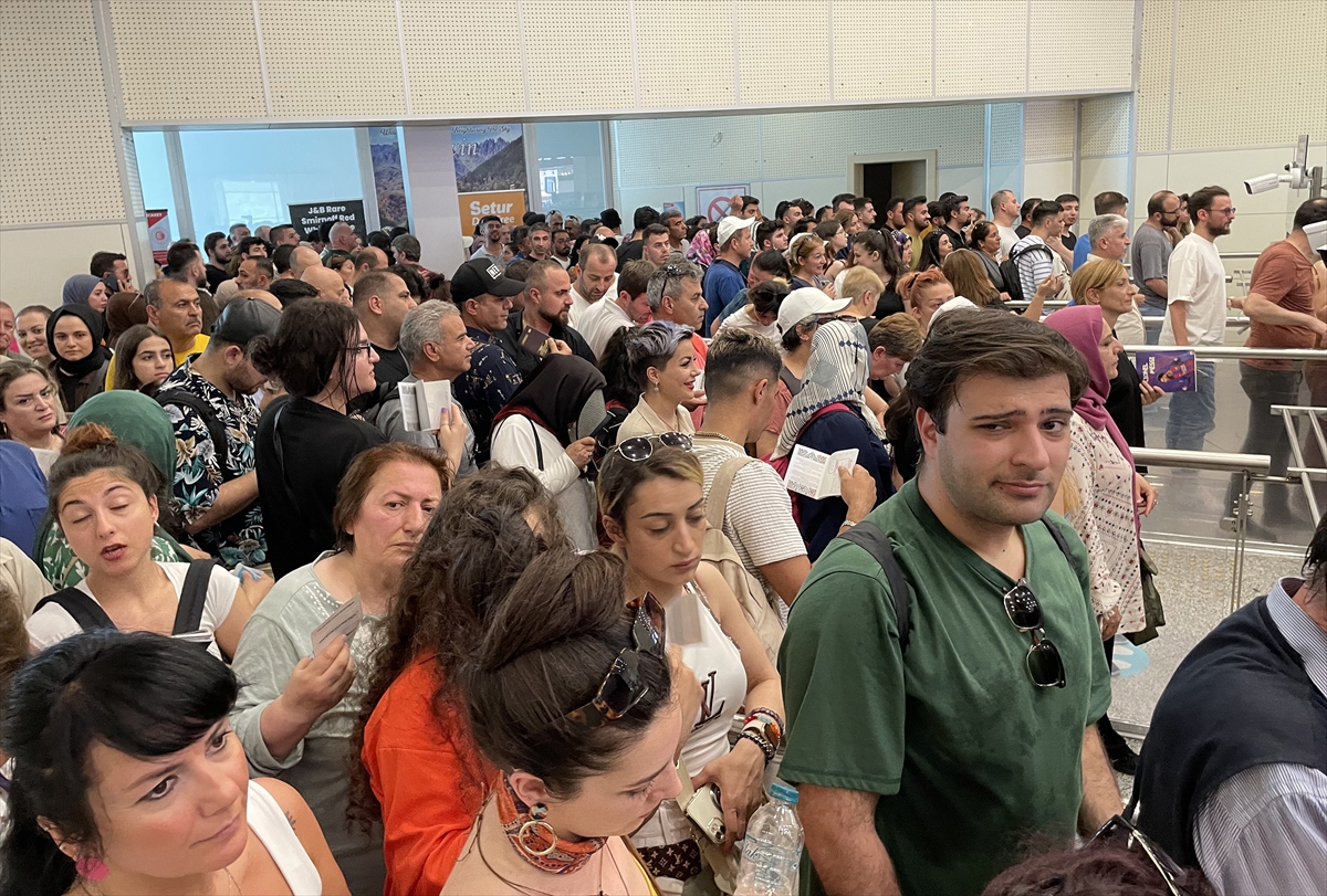 Sarp Sınır Kapısı'nda bayram tatili yoğunluğu yaşanıyor