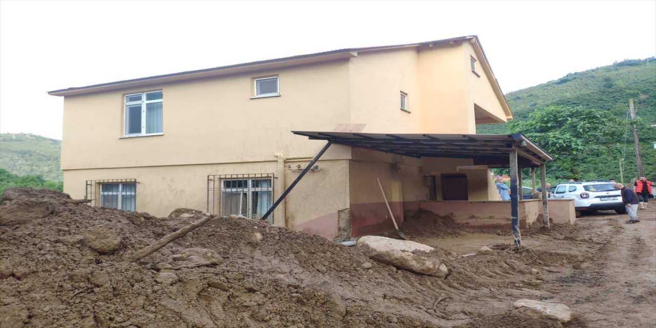 Giresun'da sel ve heyelanın yol açtığı olumsuzluklar gideriliyor