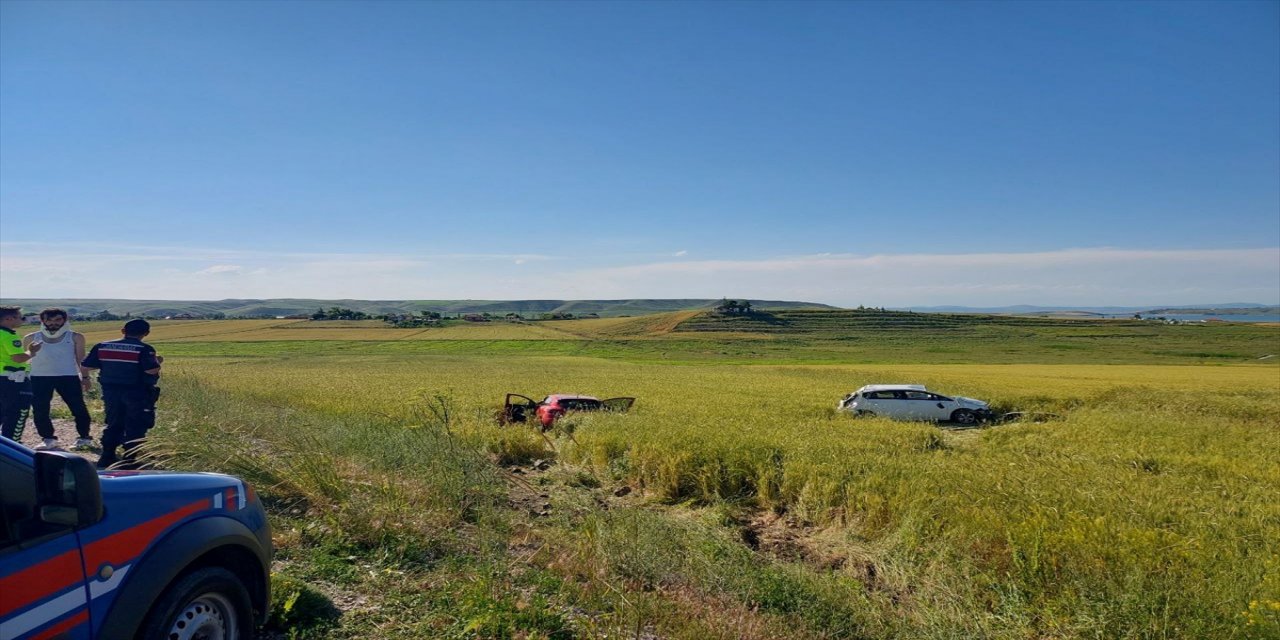 Çorum'da iki otomobil çarpıştı, 5 kişi yaralandı