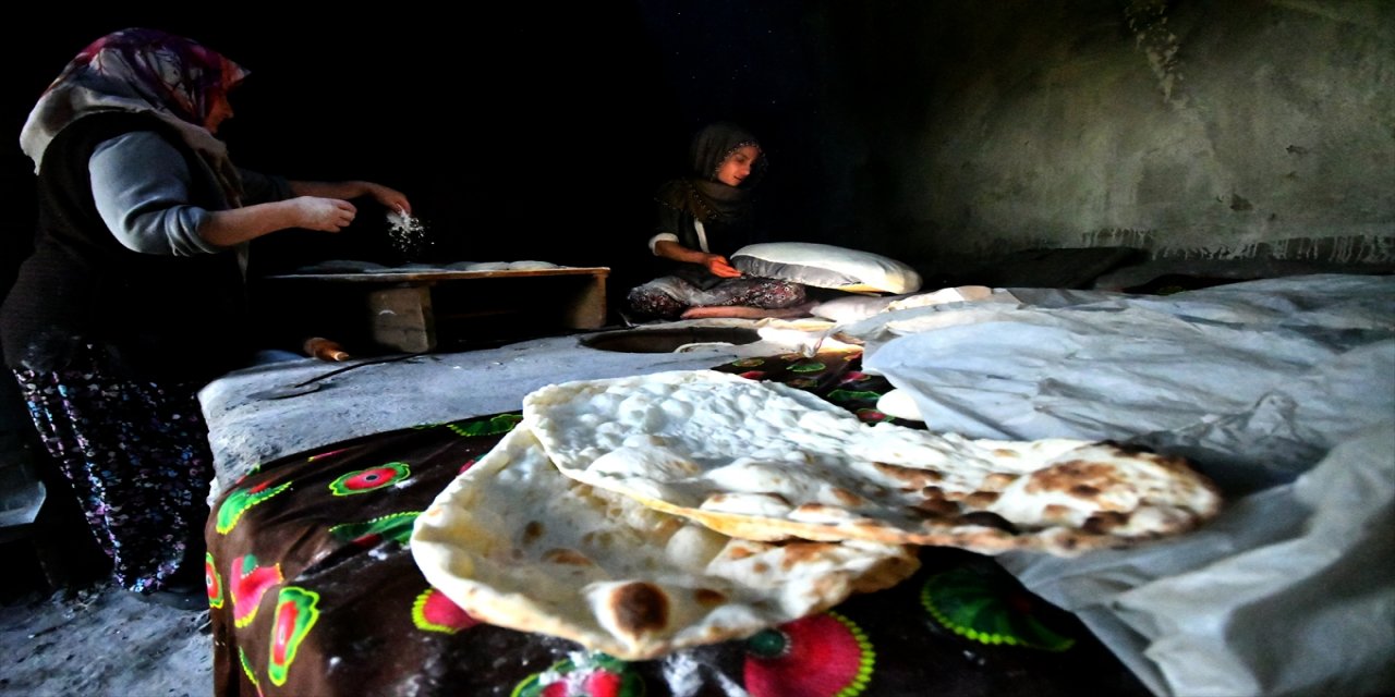 Kars'ta arife gününde tandırlar imece usulü lavaş için yanıyor.