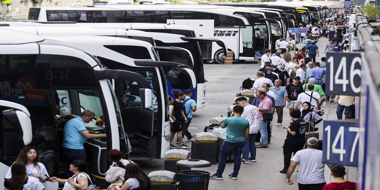 Büyük İstanbul Otogarı'nda arife günü yoğunluk azalıyor.