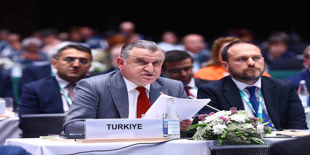 Gençlik ve Spor Bakanı Aşkın Bak, Azerbaycan'da konferansa katıldı.