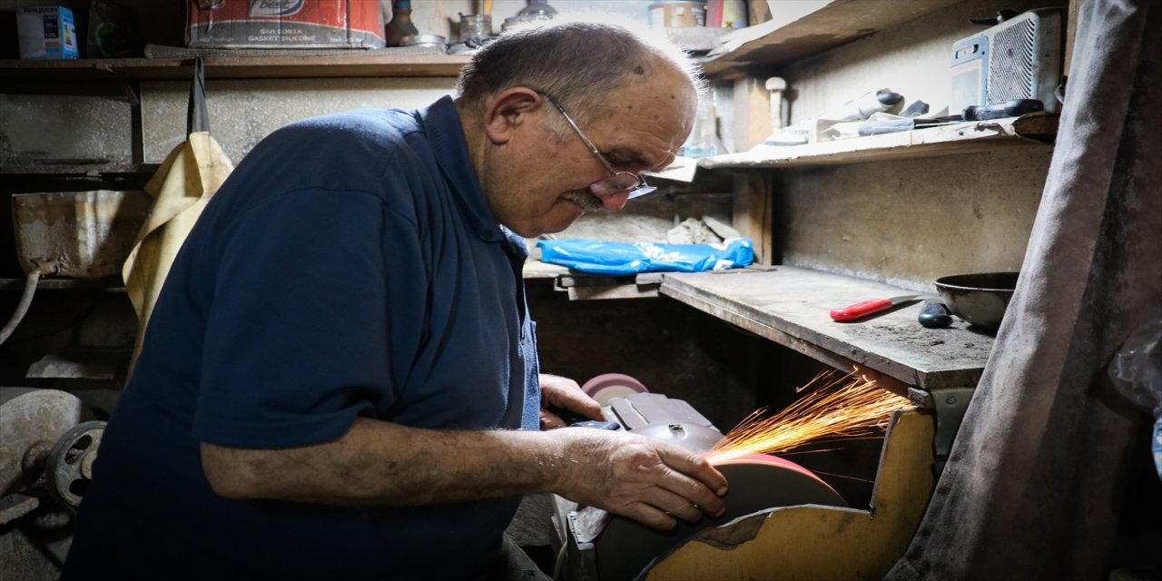 Kastamonu'da bıçakçıların "kurban" mesaisi başladı.