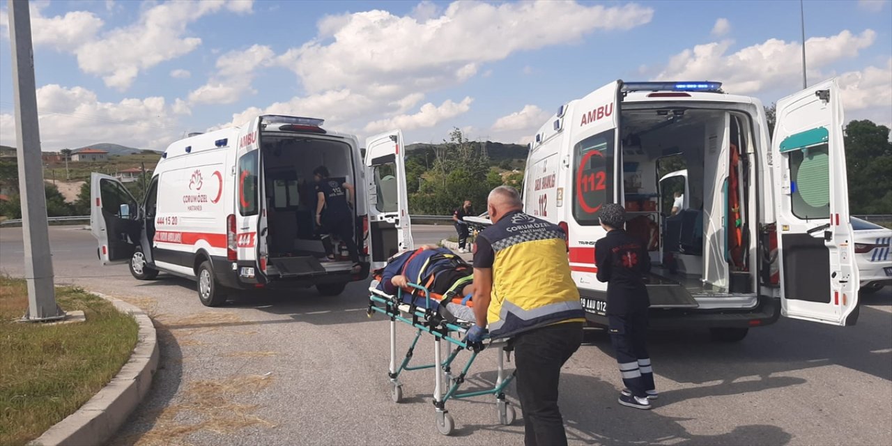 Çorum'da iki ayrı trafik kazası yaşandı 8 kişi yaralandı.