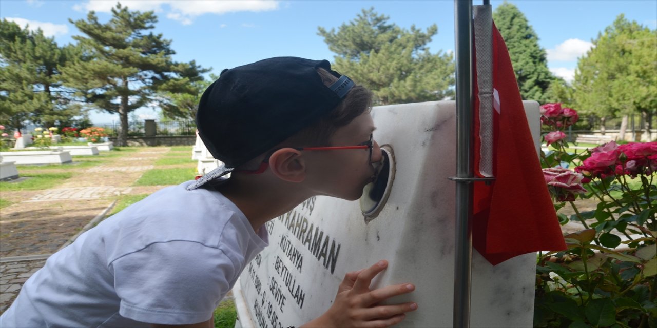 Kütahya'da arife günü şehitlikler ziyaretçiler ile doldu.
