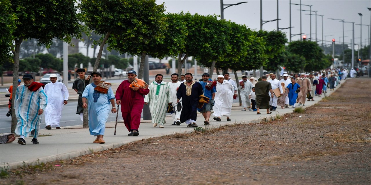 Fas'ta Müslümanlar bayram namazı için cami ve meydanları doldurdu