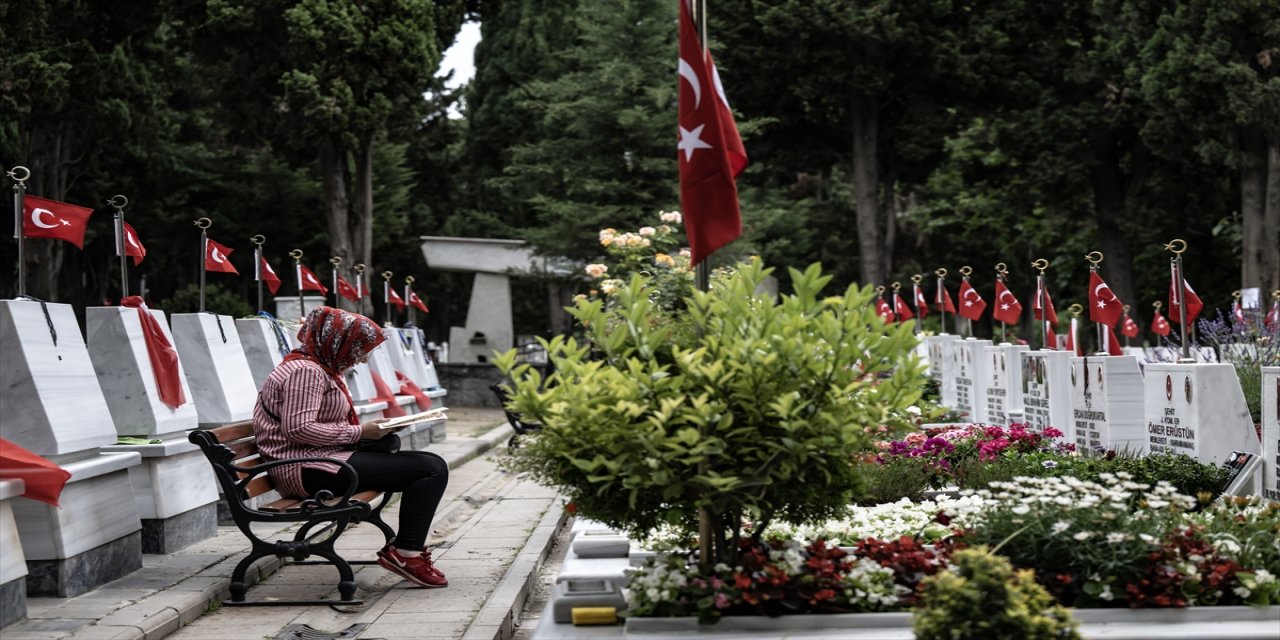 İstanbul'da şehit ailelerinin Edirnekapı Şehitliği'ni ziyaretleri sürdü