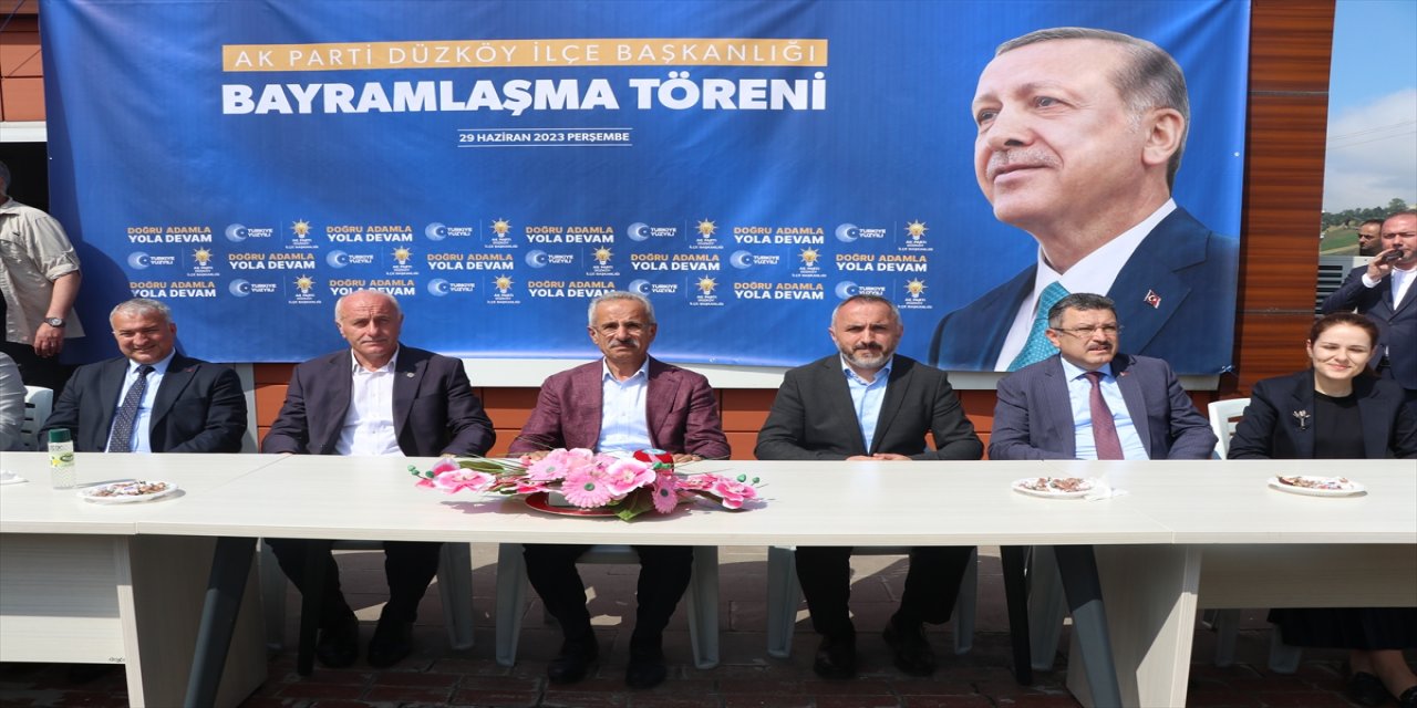 Ulaştırma ve Altyapı Bakanı Uraloğlu, baba ocağında vatandaşlarla bir araya geldi: