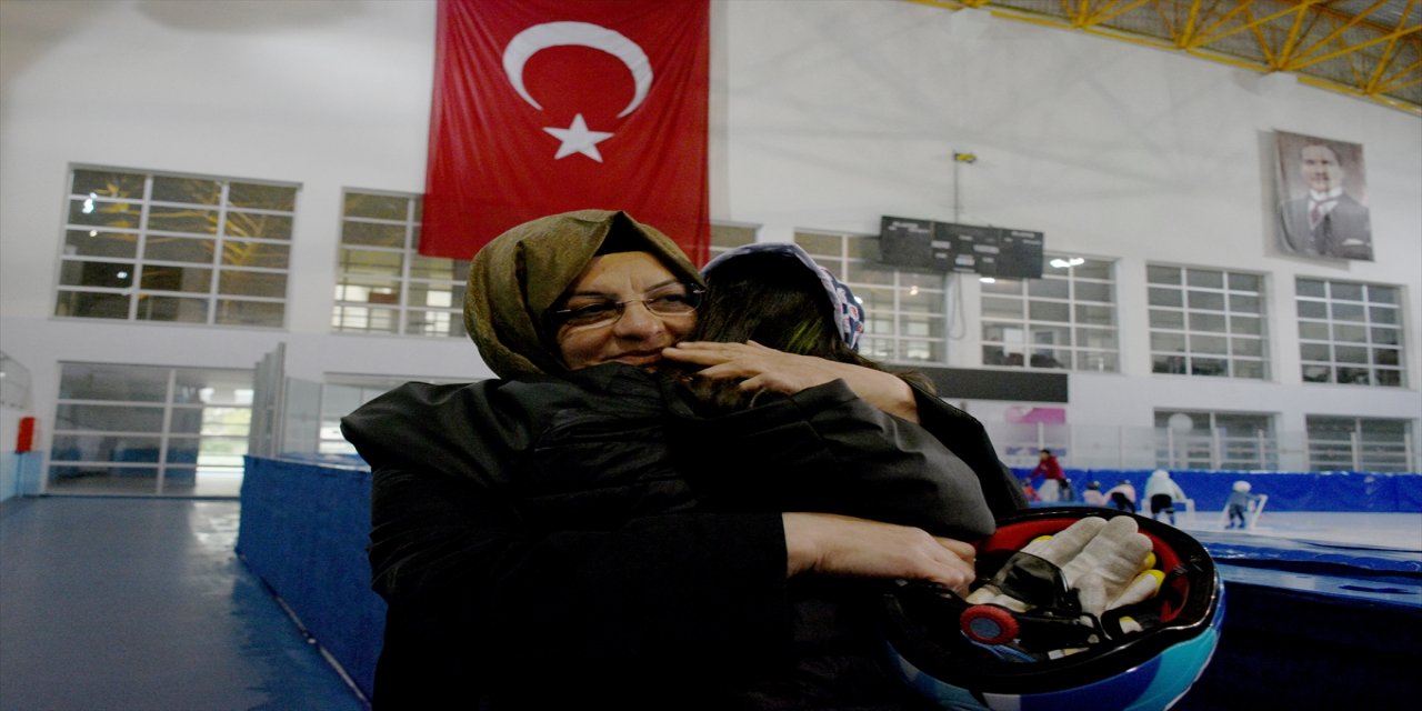 Koruyucu ailesi olduğu kızları Funda, patende başarıya koşuyor.