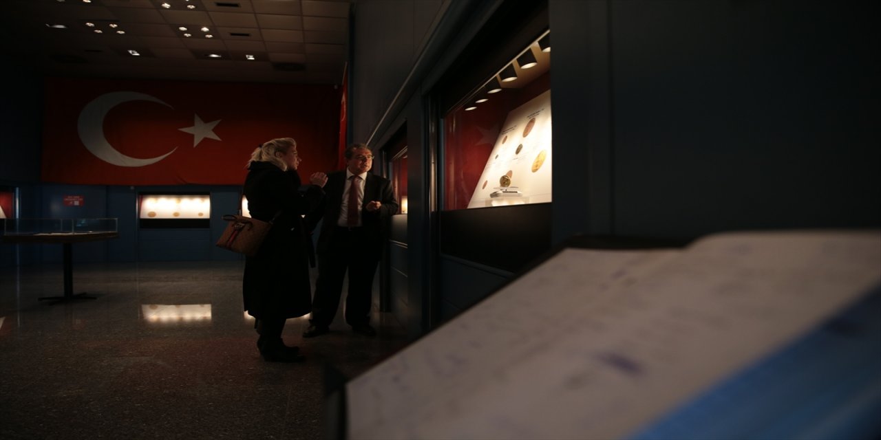 Cumhuriyet'in en eski altın paraları Antalya'da meraklılarını bekliyor.