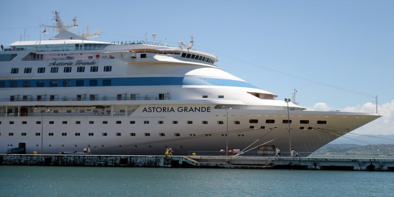 Panama bandıralı kruvaziyer "Astoria Grande" Sinop seferlerini sürdürüyor