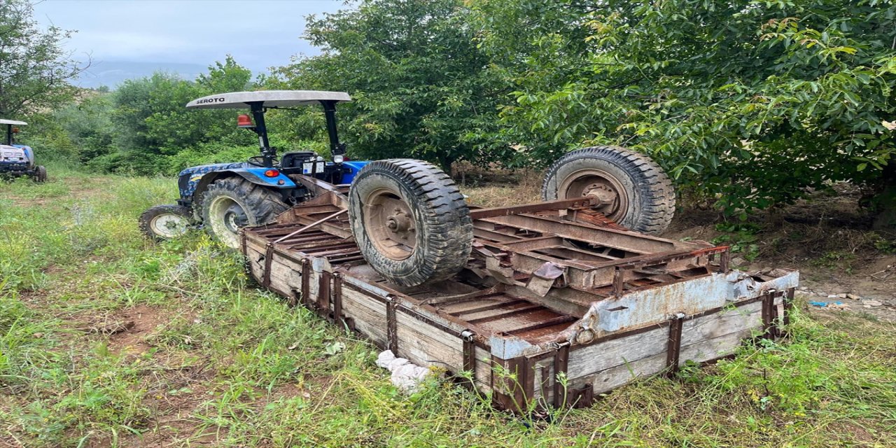 Tokat'ta devrilen traktörün sürücüsü ile römorkunda bulunan 14 kişi yaralandı