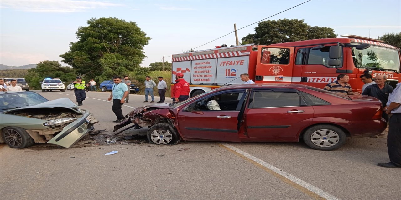 Balıkesir'de iki otomobilin çarpıştığı kazada 1 kişi öldü, 5 kişi yaralandı