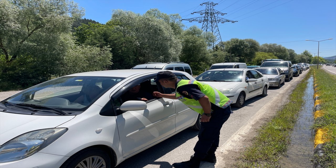 Bartın'ın İnkumu beldesi yoğunluk nedeniyle özel araç girişine kapatıldı.