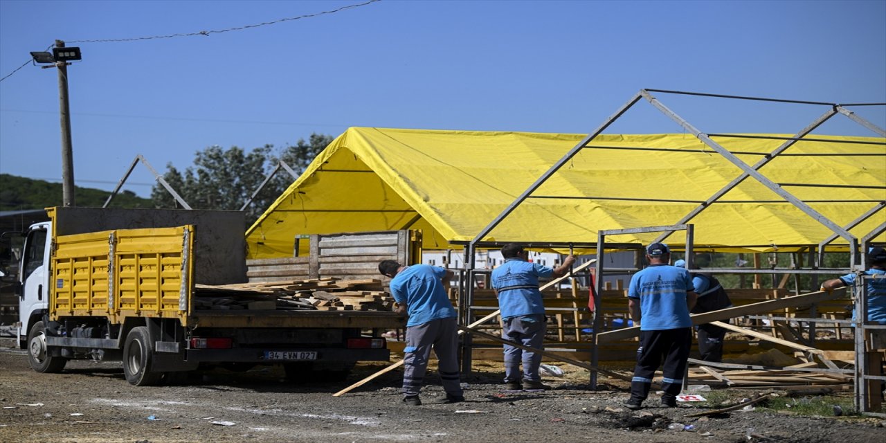 İstanbul'daki kurban pazarları geri toplanıyor.