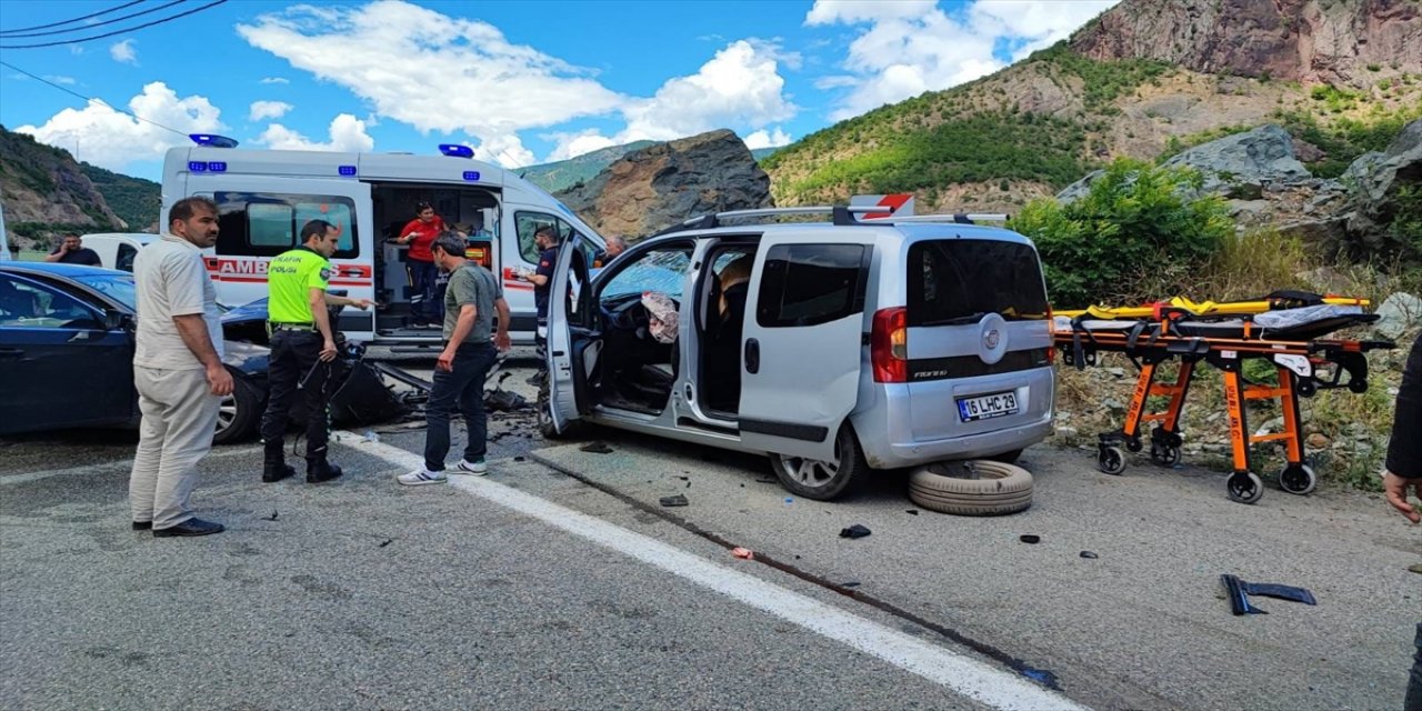 Artvin'de iki otomobil birbirine girdi 8 kişi yaralandı.