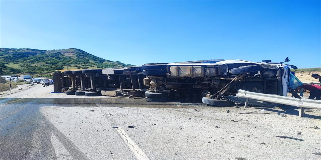 Sivas'ta devrilen tırın sürücüsü hayatını kaybetti.