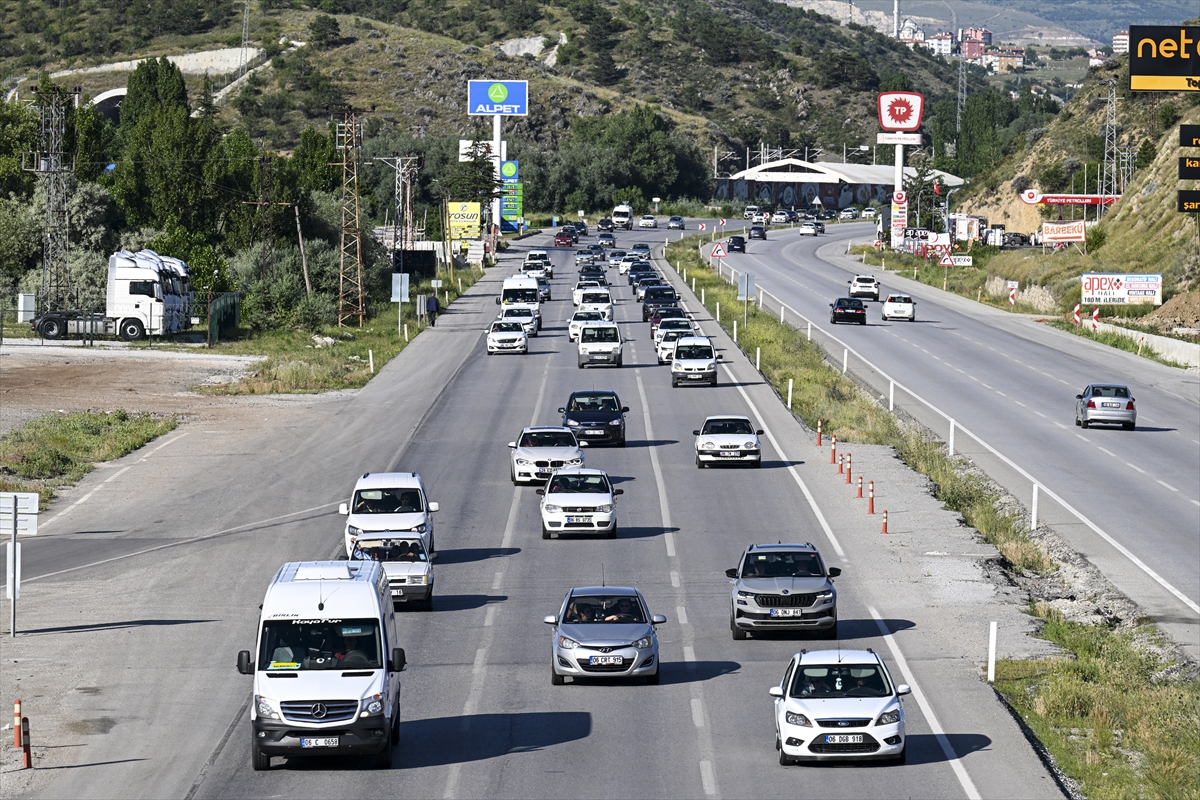Bayramın son gününde Ankara'ya dönüşte trafik yoğunluğu yaşanıyor