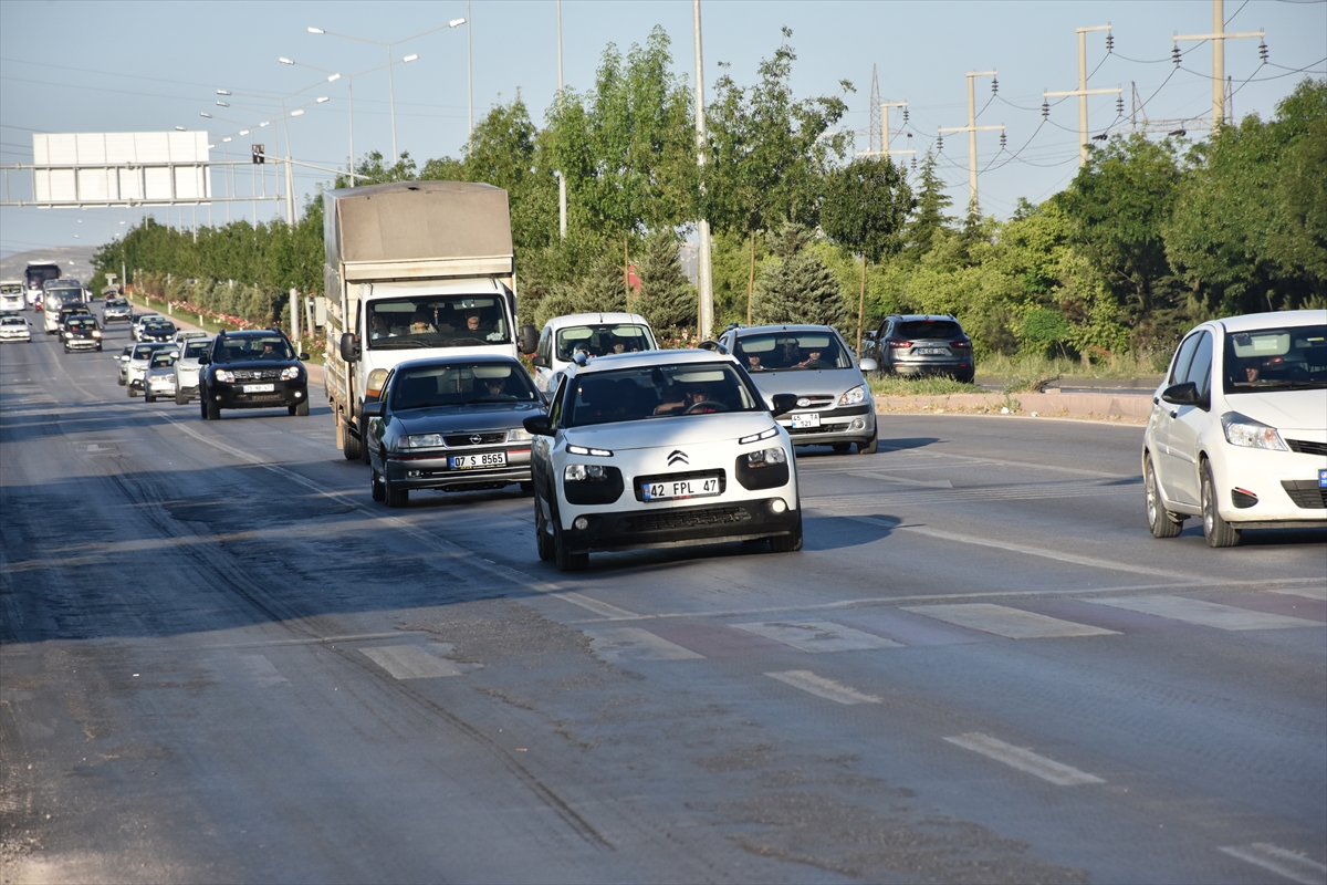 Dönüşe geçen tatilciler Afyonkarahisar'da trafik yoğunluğu oluşturdu