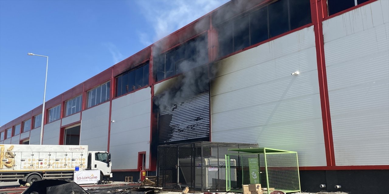 Diyarbakır'da imalathanede çıkan yangın ekipler tarafından söndürüldü.