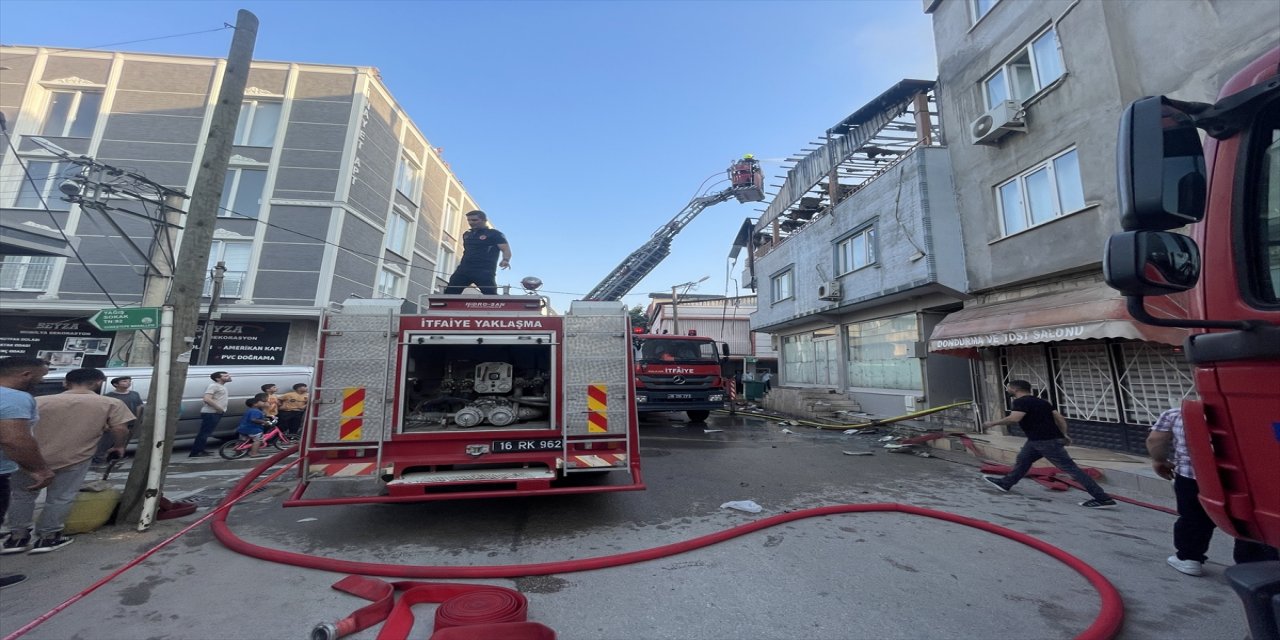 Bursa'da 3 katlı binanın çatısında çıkan yangın söndürüldü