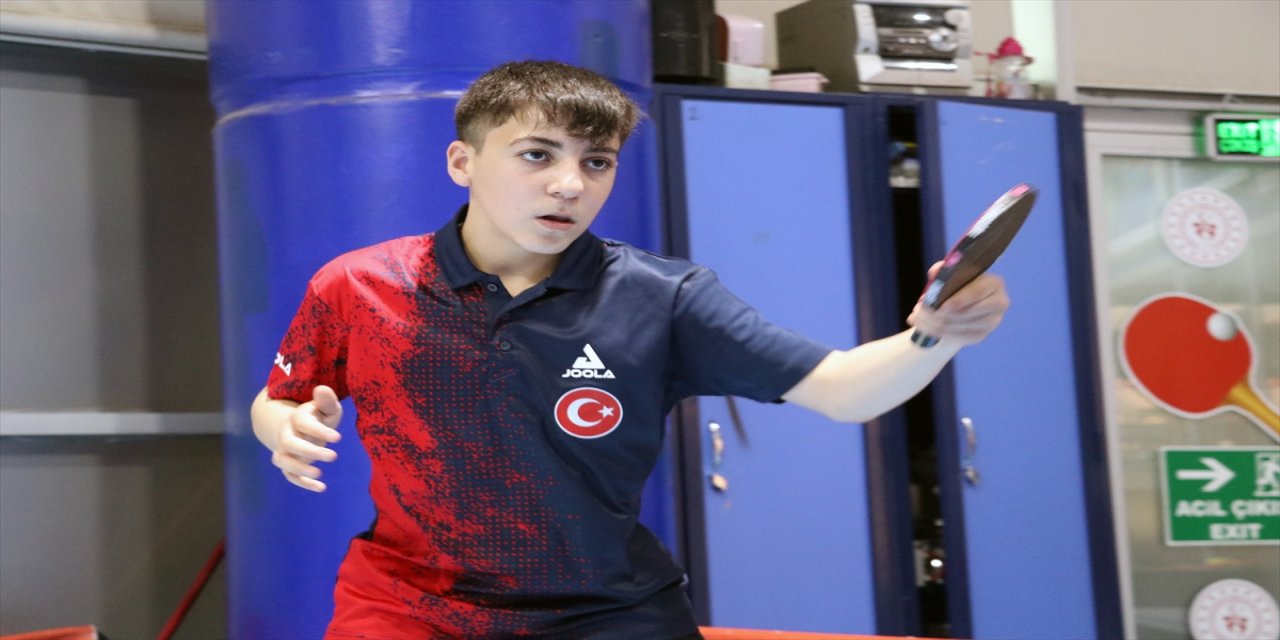 Masaların altında uyuyarak başladığı yolda birçok madalya kazandı.