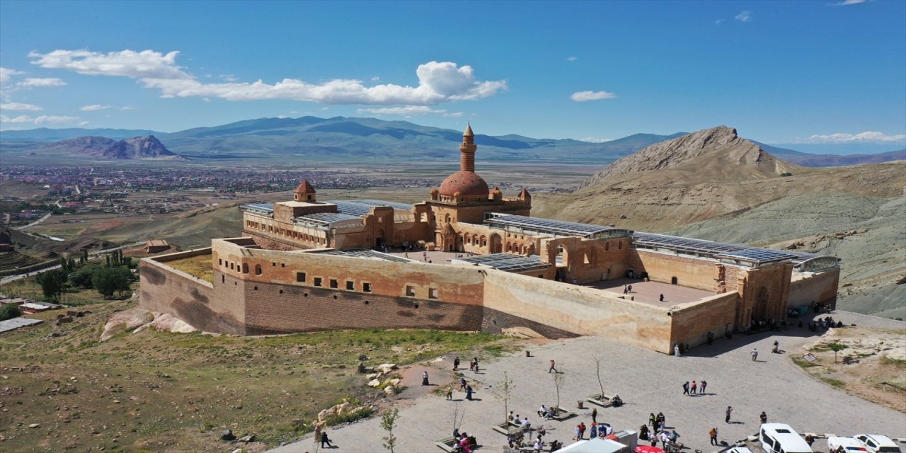 İshak Paşa Sarayı bayram da yaklaşık 40 bin ziyaretçiyi ağırladı.