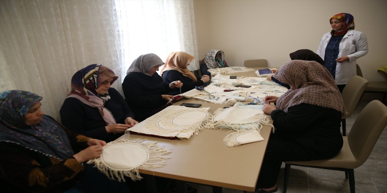 Depremzedeler kurslarda öğrendikleri el işlerini yapmaya devam edecek.