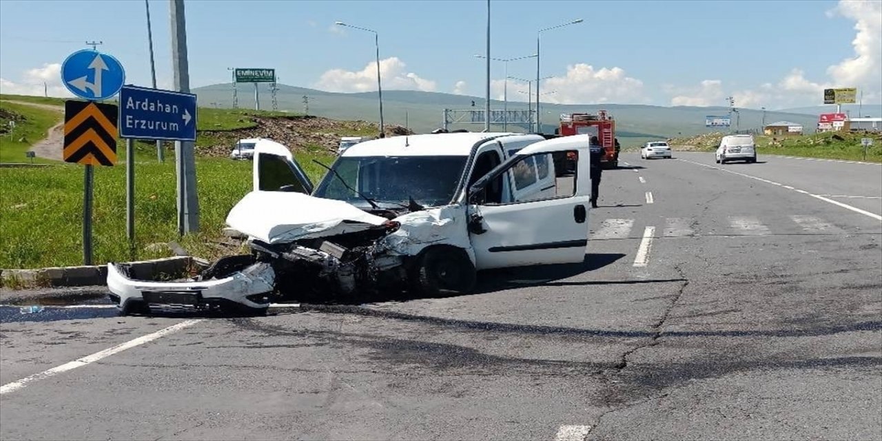 Ardahan'da minibüsle kamyonetin çarpışması sonucu 6 kişi yaralandı