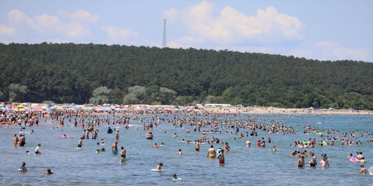 Kocaeli sahillerinde cankurtaranlar, bayramda 334 kişiyi boğulmaktan kurtardı.