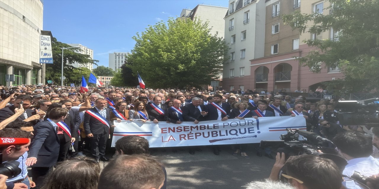 Fransa'da belediye başkanının evine yapılan saldırı protesto edildi.