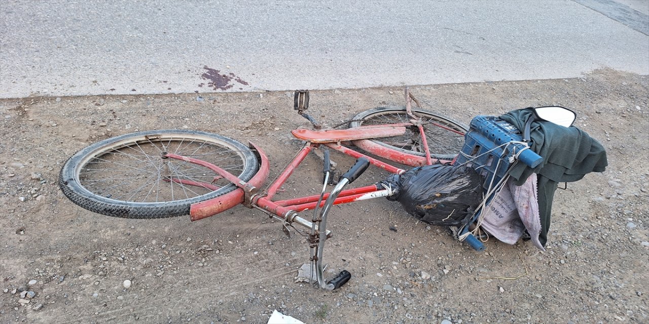 Motosikletin çarptığı 81 yaşındaki bisiklet sürücüsü yaralandı.