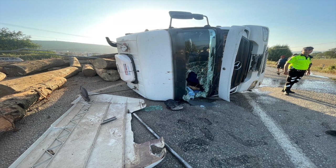 Muğla'da devrilen tomruk yüklü tırın sürücüsü yaralandı