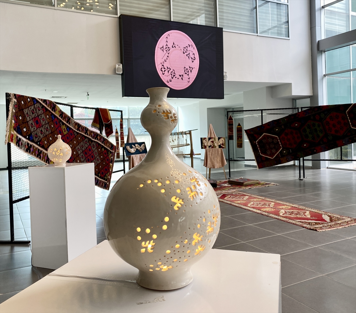 Kırşehir'de "Kilimden Seramiğe Yolculuk" sergisi açıldı