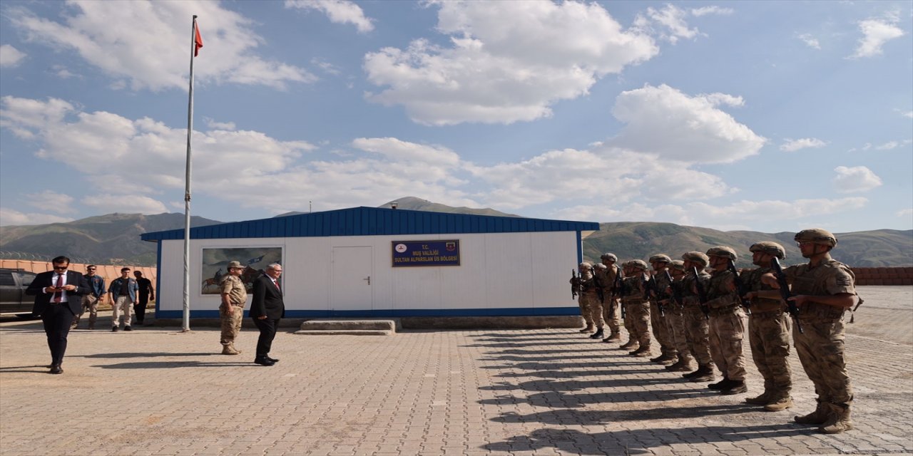 Muş Valisi Gündüzöz, üs bölgesini ziyaret etti