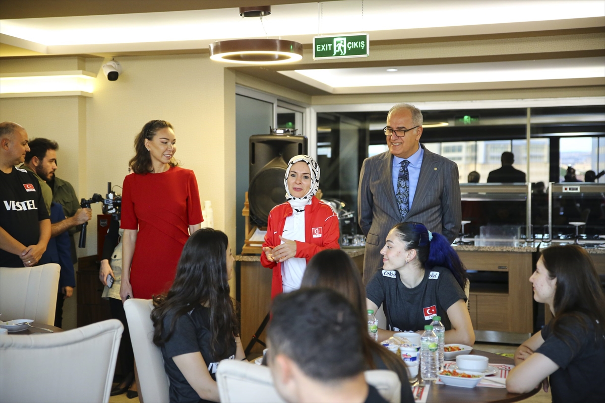 Aile ve Sosyal Hizmetler Bakanı Göktaş, altyapı voleybol milli takımlarıyla yemekte buluştu