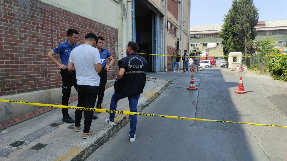 Zeytinburnu'nda çatıdan düşen kişi öldü