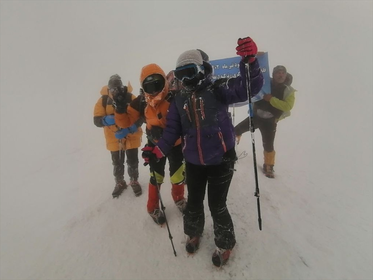 Kahramanmaraş merkezli depremlerde hayatını kaybedenler Ağrı Dağı'nın zirvesinde anıldı