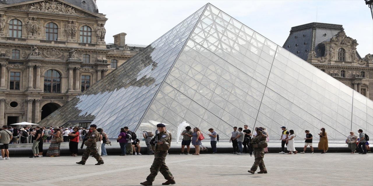 Fransızlar, Macron'un sosyal ağlara erişimi kesme girişimini ifade özgürlüğüne aykırı buluyor